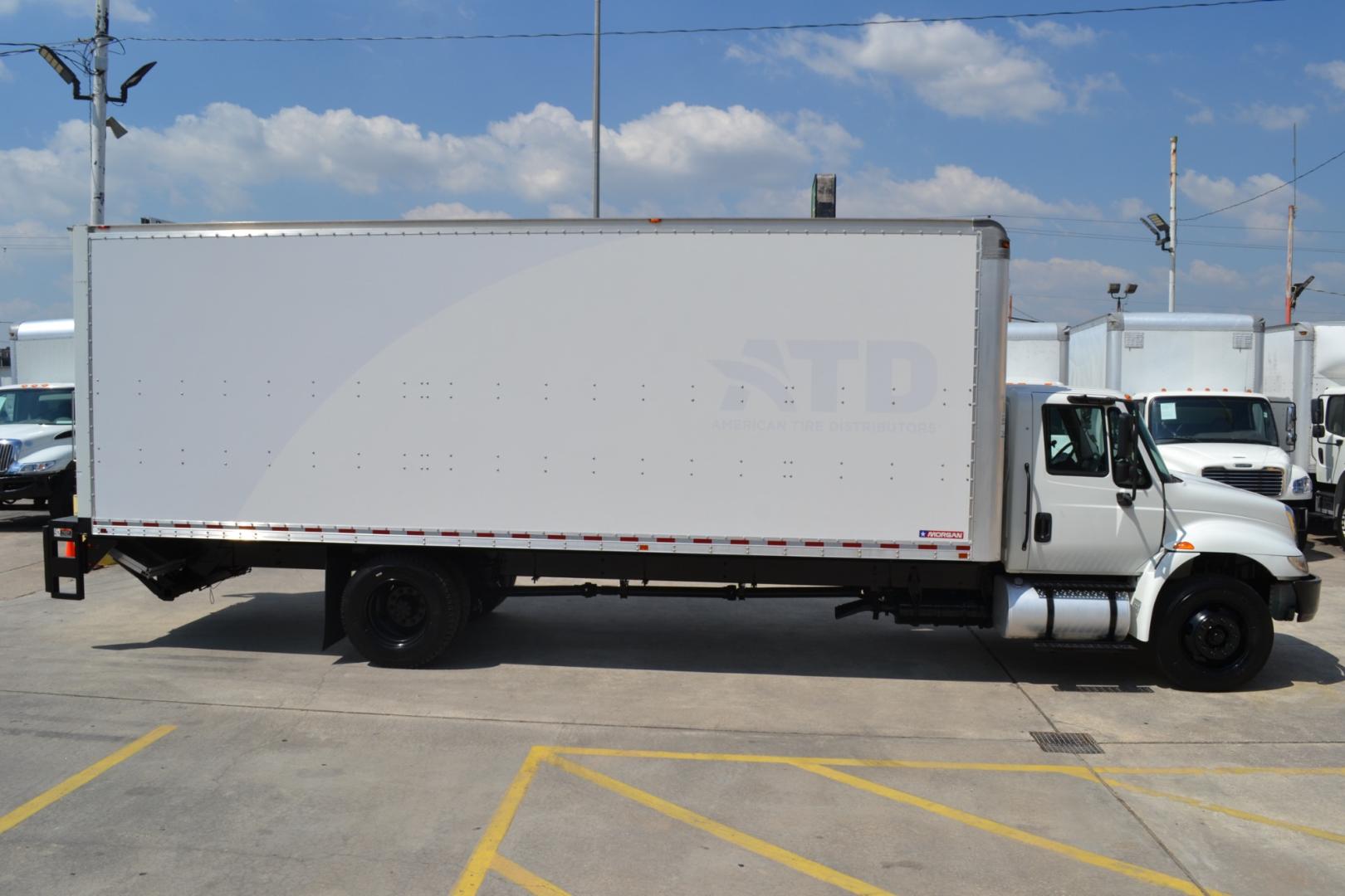 2018 WHITE /BLACK INTERNATIONAL 4300 with an CUMMINS ISB 6.7L 240HP engine, ALLISON 2100HS AUTOMATIC transmission, located at 9172 North Fwy, Houston, TX, 77037, (713) 910-6868, 29.887470, -95.411903 - 25,999LB GVWR NON CDL, MORGAN 26FT BOX, 13'6FT CLEARANCE, HEIGHT 103" X WIDTH 102", PALFINGER 3,000LB ALUMINUM LIFT GATE, DUAL 70 GALLON FUEL TANKS, EXHAUST BRAKE, POWER WINDOWS, LOCKS, & MIRRORS - Photo#3